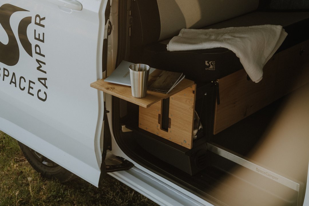 TableBox im VW Caravelle Camper &ndash; Stauraum f&uuml;r Schuhe und Kleinkram