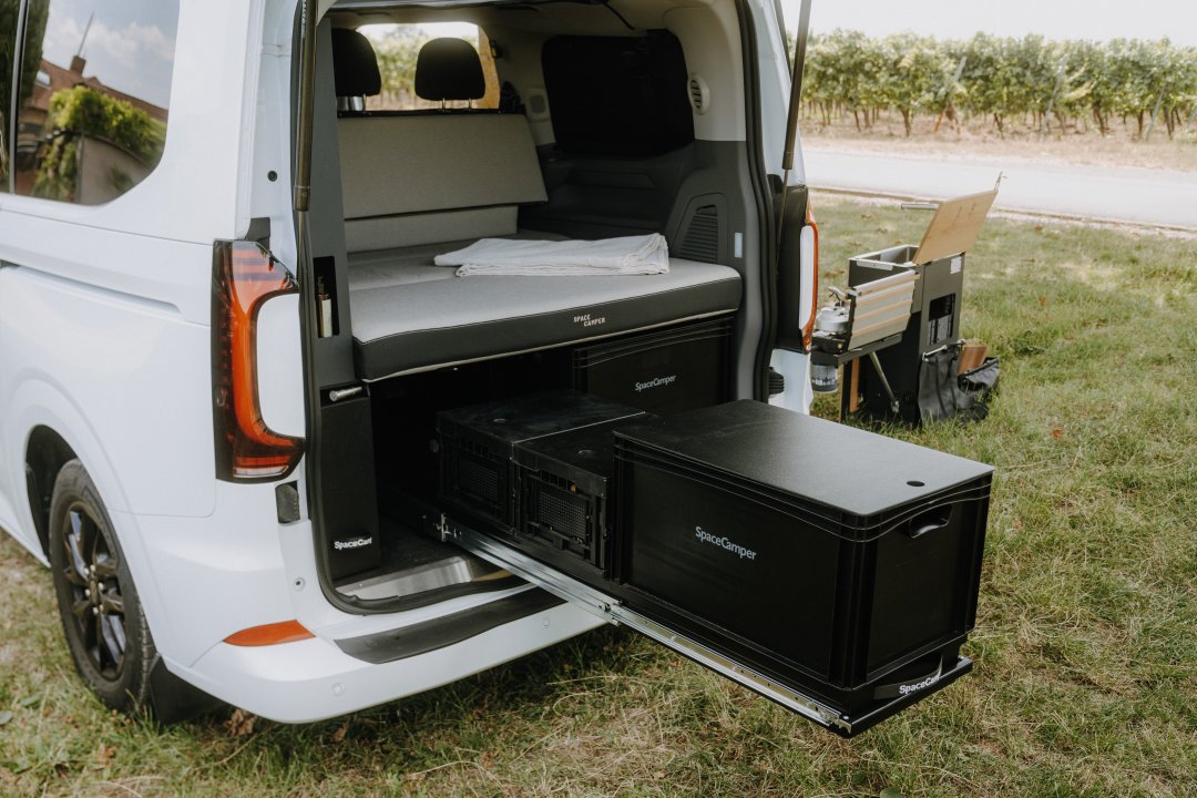 Heckauszug im VW Caravelle Camper, einh&auml;ndig herausgezogen mit Euroboxen